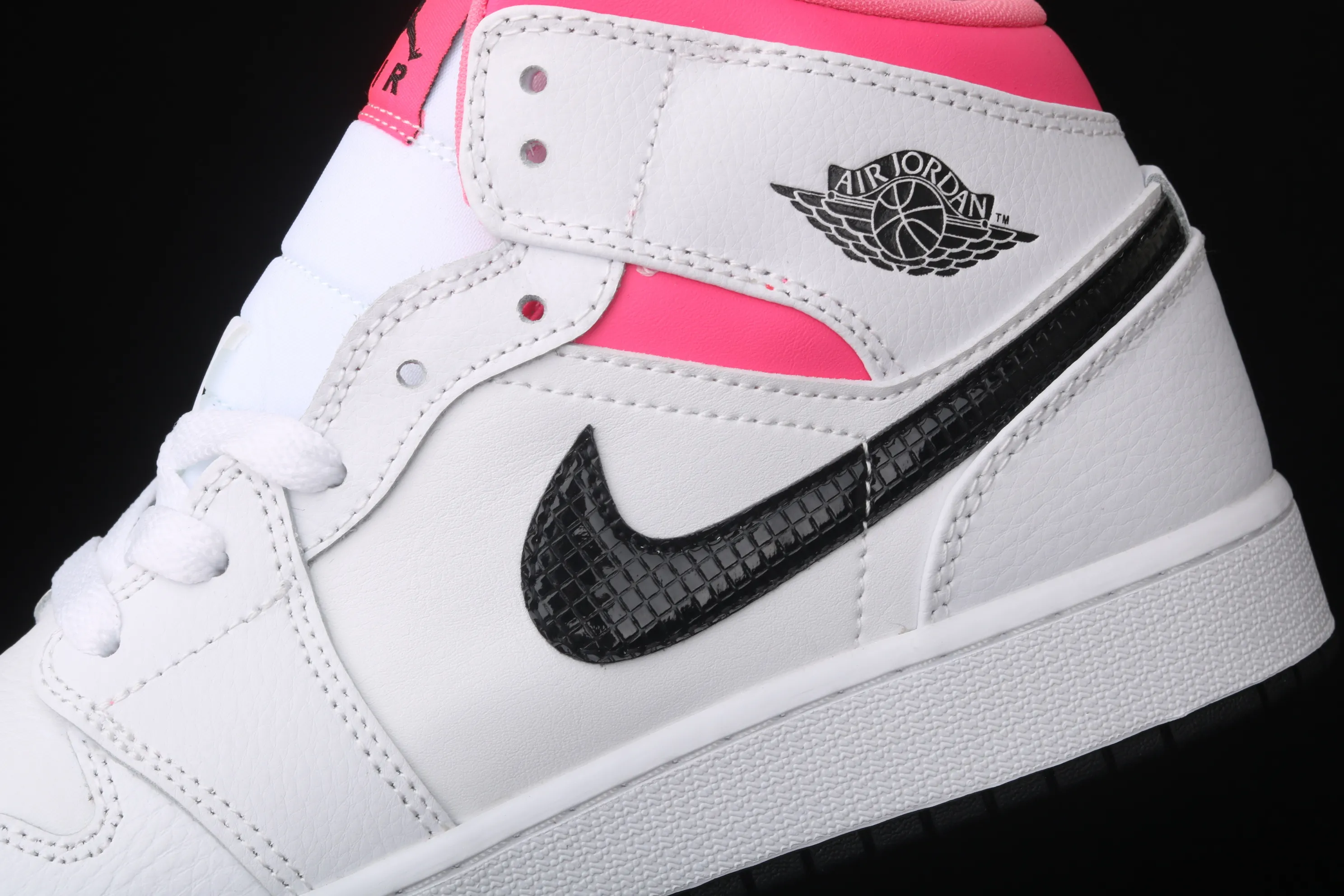 All categories Air Jordan Jordan series basketball shoes Air Jordan 1 Mid Air Jordan 1 Mid AJ1 black and white pink Joe 1 mandarin duck hook Valentine's Day 555112-106